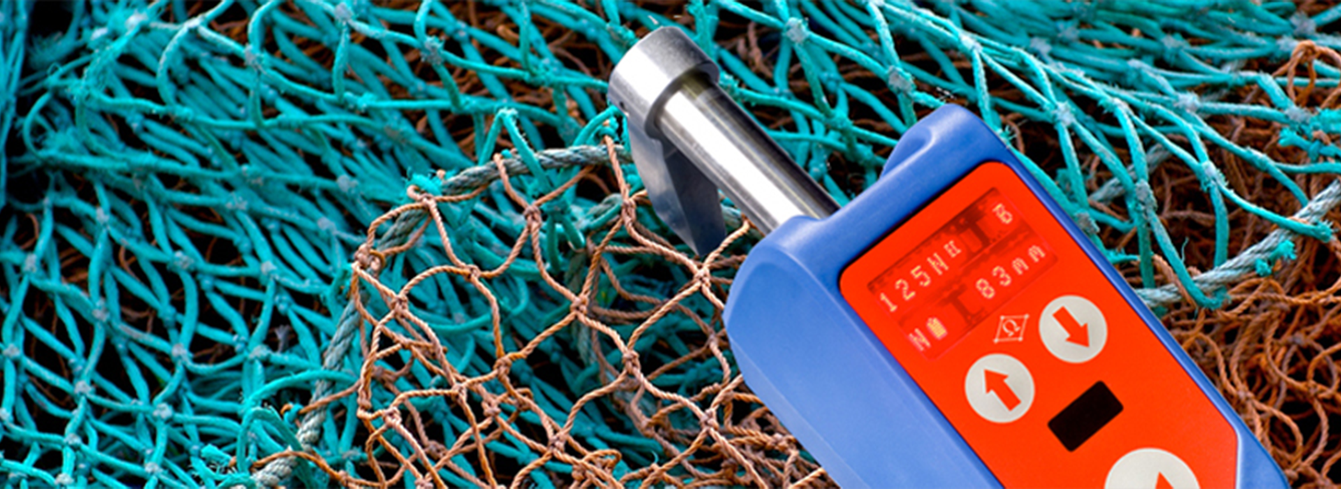 El medidor de malla OMEGA mide los tamaños exactos de las mallas de las redes de pesca.